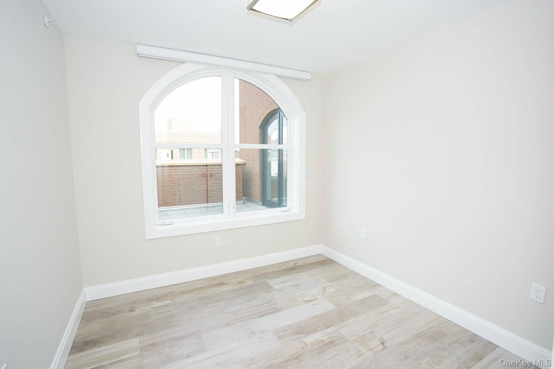 Residential Building for Sale in Astoria, New York, USA - 8