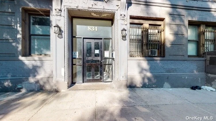Apartamento de 2 Dormitorios en Venta en 834 Riverside Drive – Manhattan – New York – NY - 1
