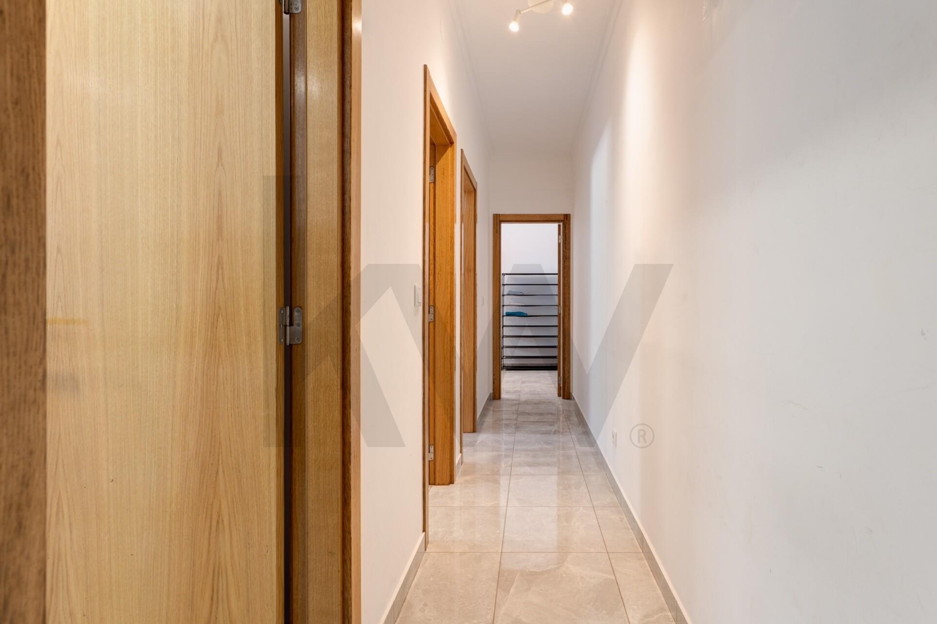Apartamento T1 à Venda em Camarate - Lisboa - Portugal - 1