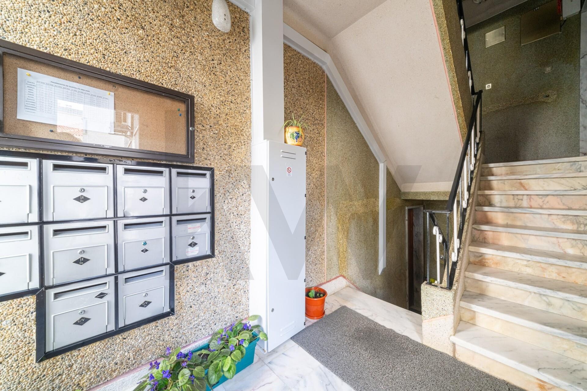 Apartamento T2 à Venda em Agualva-cacém - Lisboa - Portugal - 2