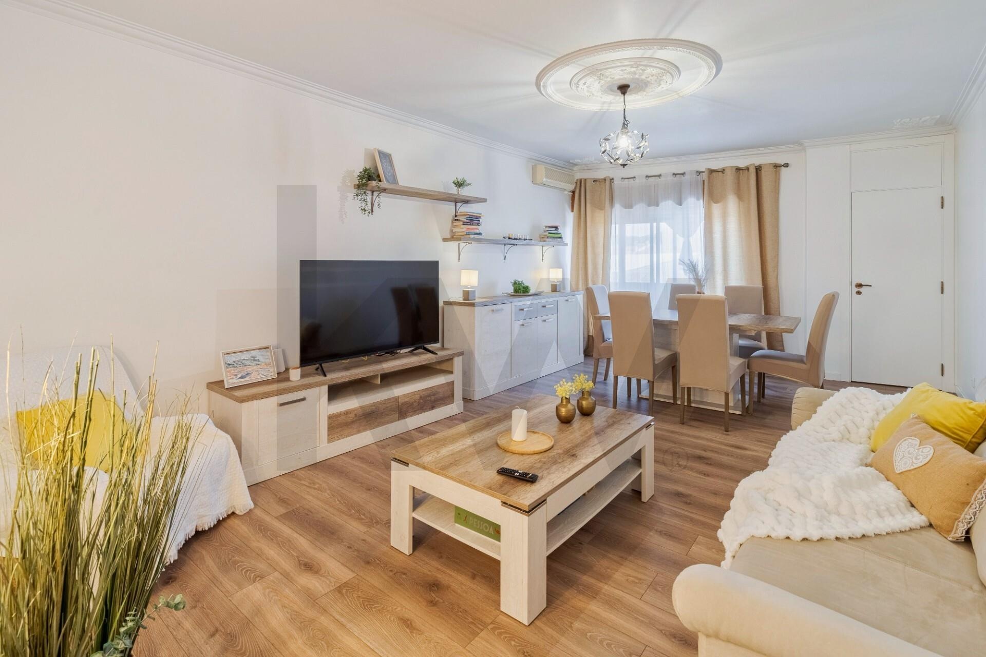 Apartamento T2 à Venda em Almada - Setúbal - Portugal - 1