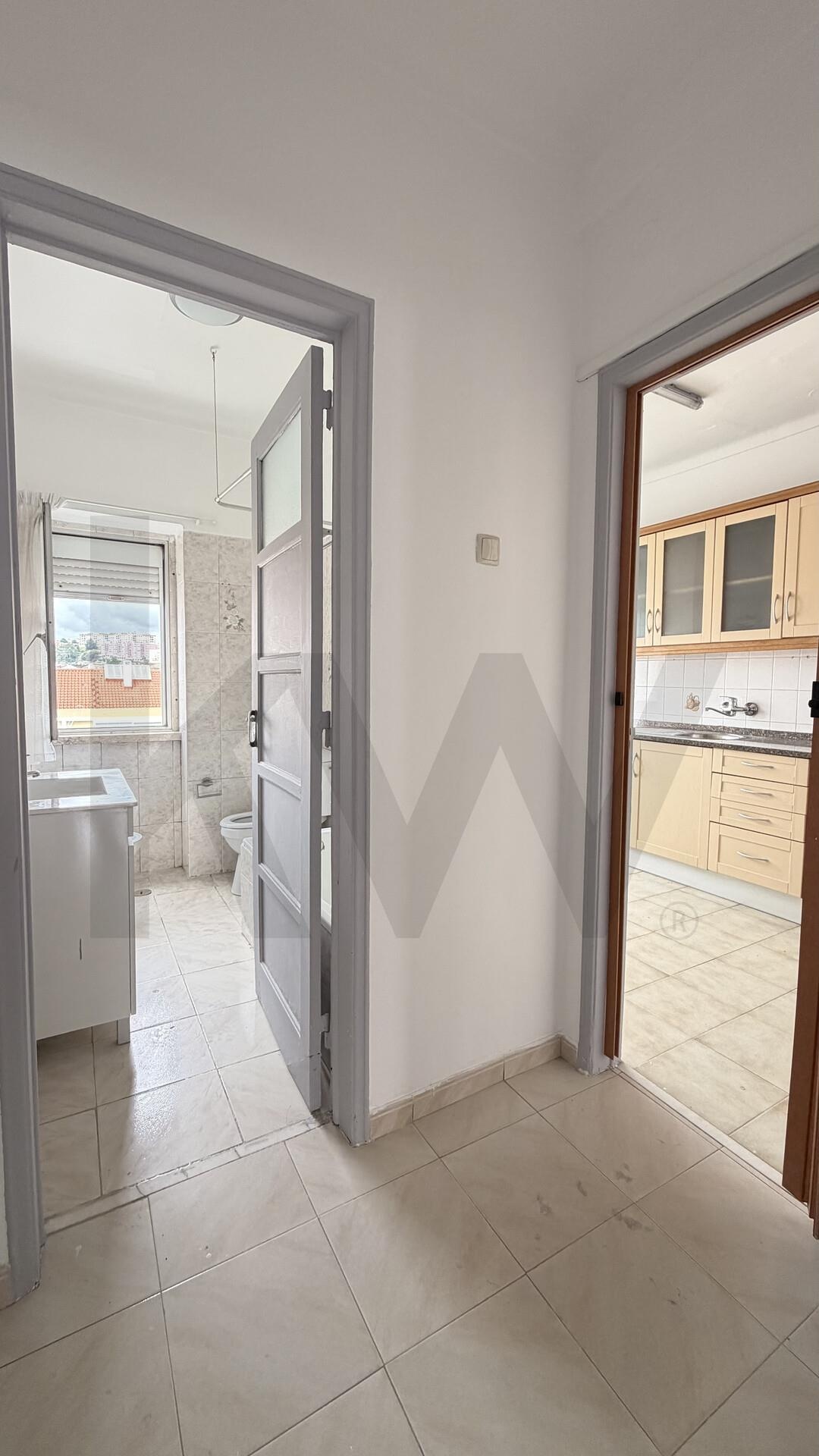 Apartamento T2 à Venda em Amadora - Lisboa - Portugal - 4