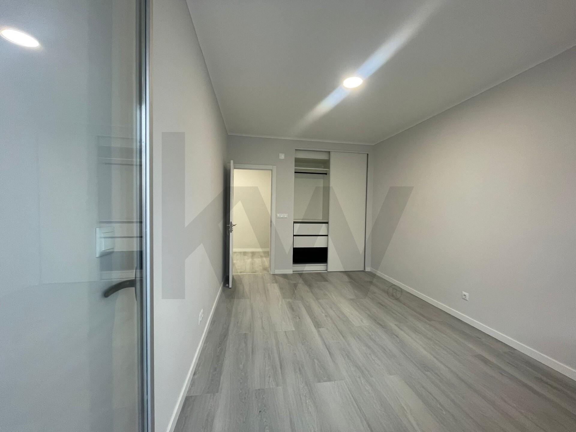 Apartamento T2 à Venda em Oeiras - Lisboa - Portugal - 2