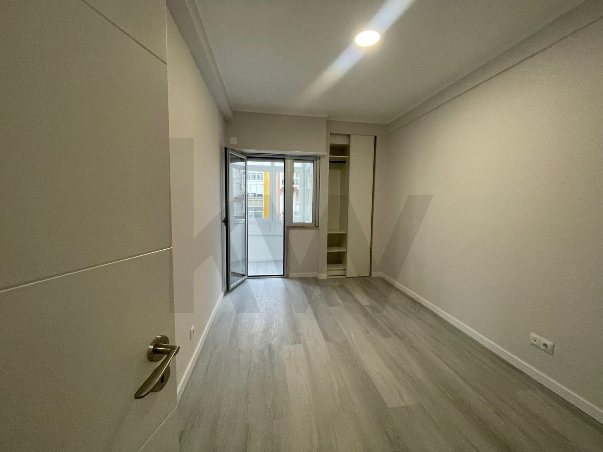 Apartamento T2 à Venda em Oeiras - Lisboa - Portugal - 4