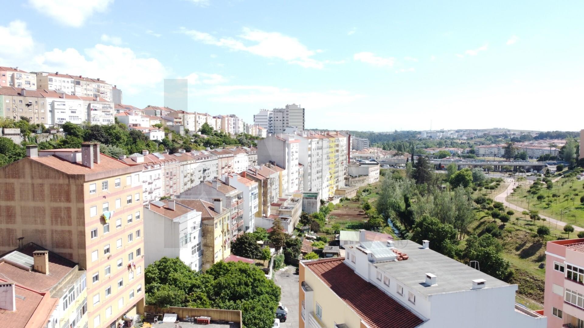 Apartamento T2 à Venda em Queluz - Lisboa - Portugal - 1