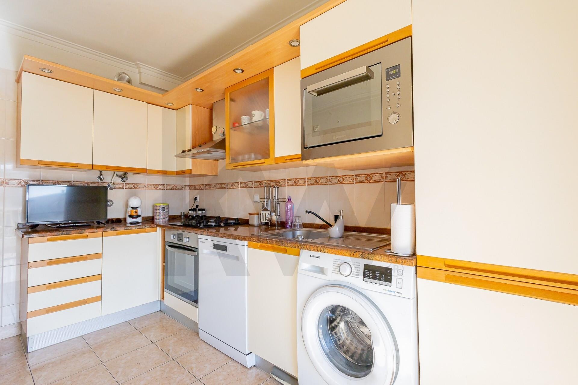 Apartamento T3 à Venda em Almada - Setúbal - Portugal - 1
