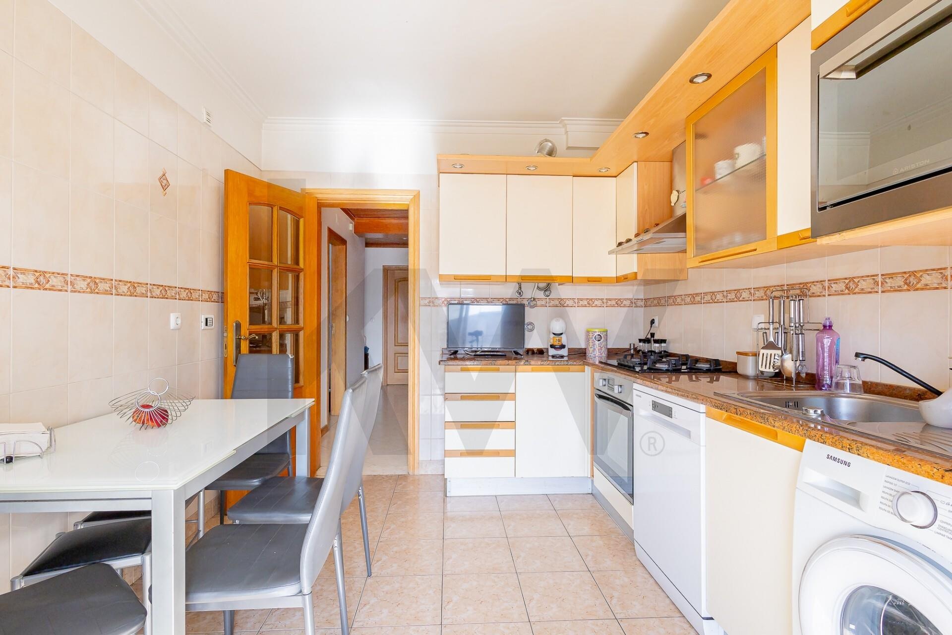 Apartamento T3 à Venda em Almada - Setúbal - Portugal - 2