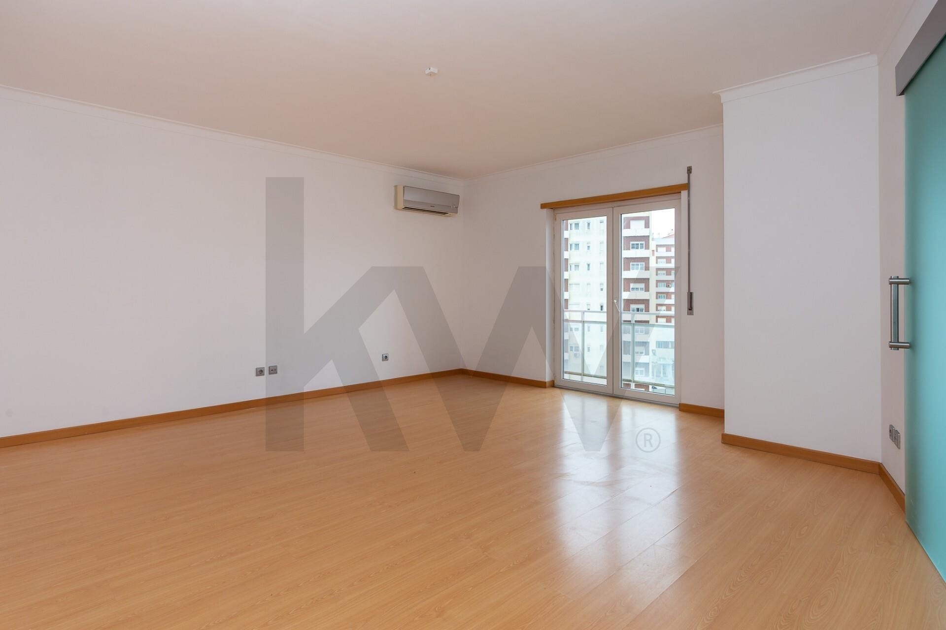 Apartamento T3 à Venda em Corroios - Setúbal - Portugal - 3