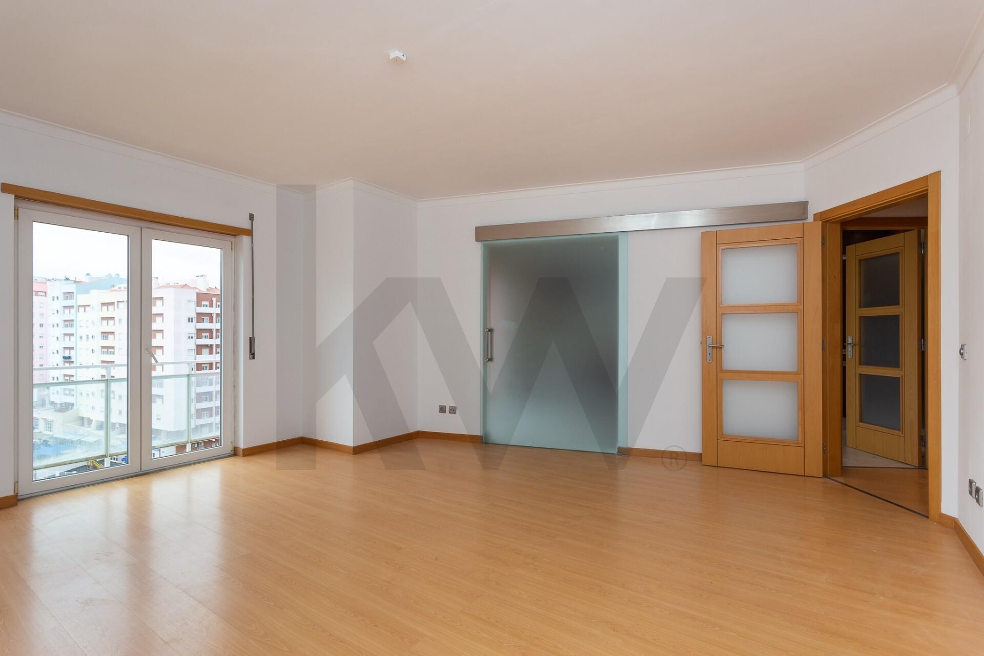 Apartamento T3 à Venda em Corroios - Setúbal - Portugal - 4