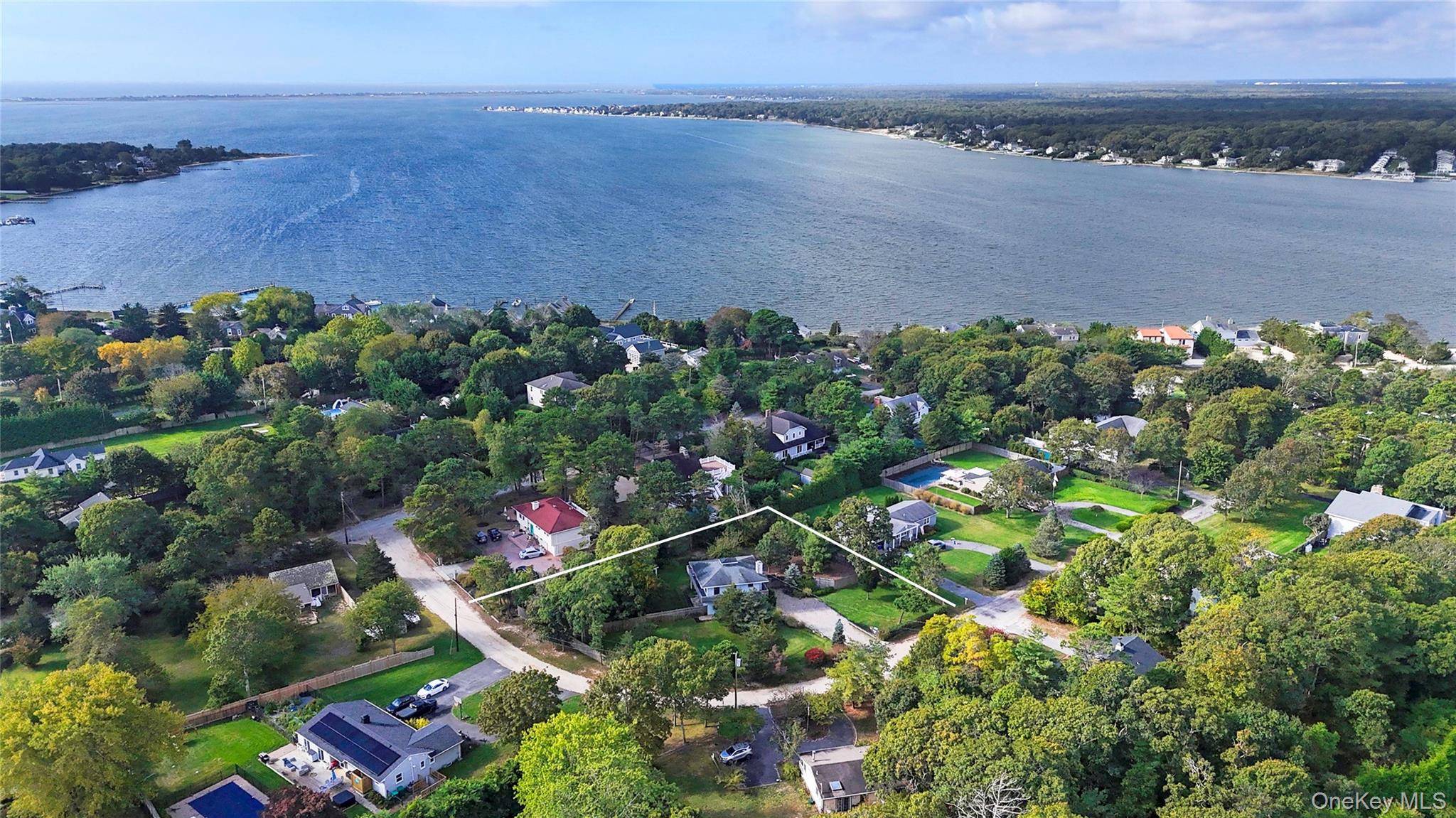 Casa de 2 Dormitorios Frente al Mar en Venta en Hampton Bays - Nueva York - EE. UU. - 1