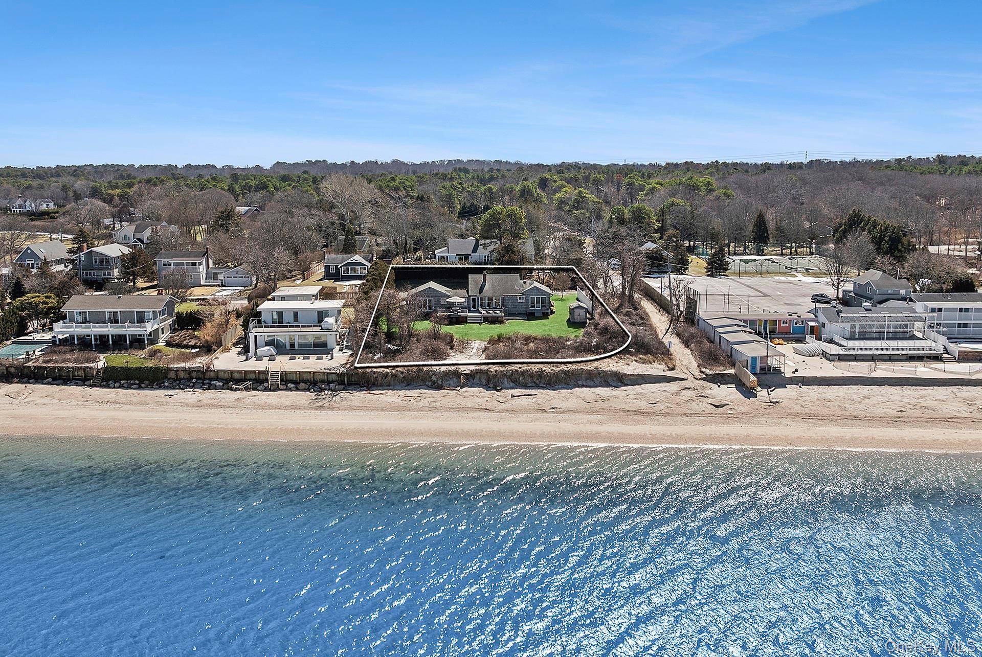 Casa com 2 Quartos à Beira-Mar à Venda em Hampton Bays - Nova Iorque - EUA - 2