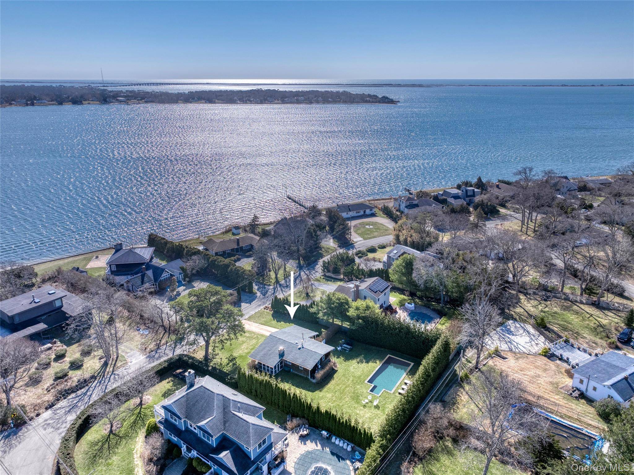 Casa com 3 Quartos à Beira-Mar à Venda em Hampton Bays - Nova Iorque - EUA - 1