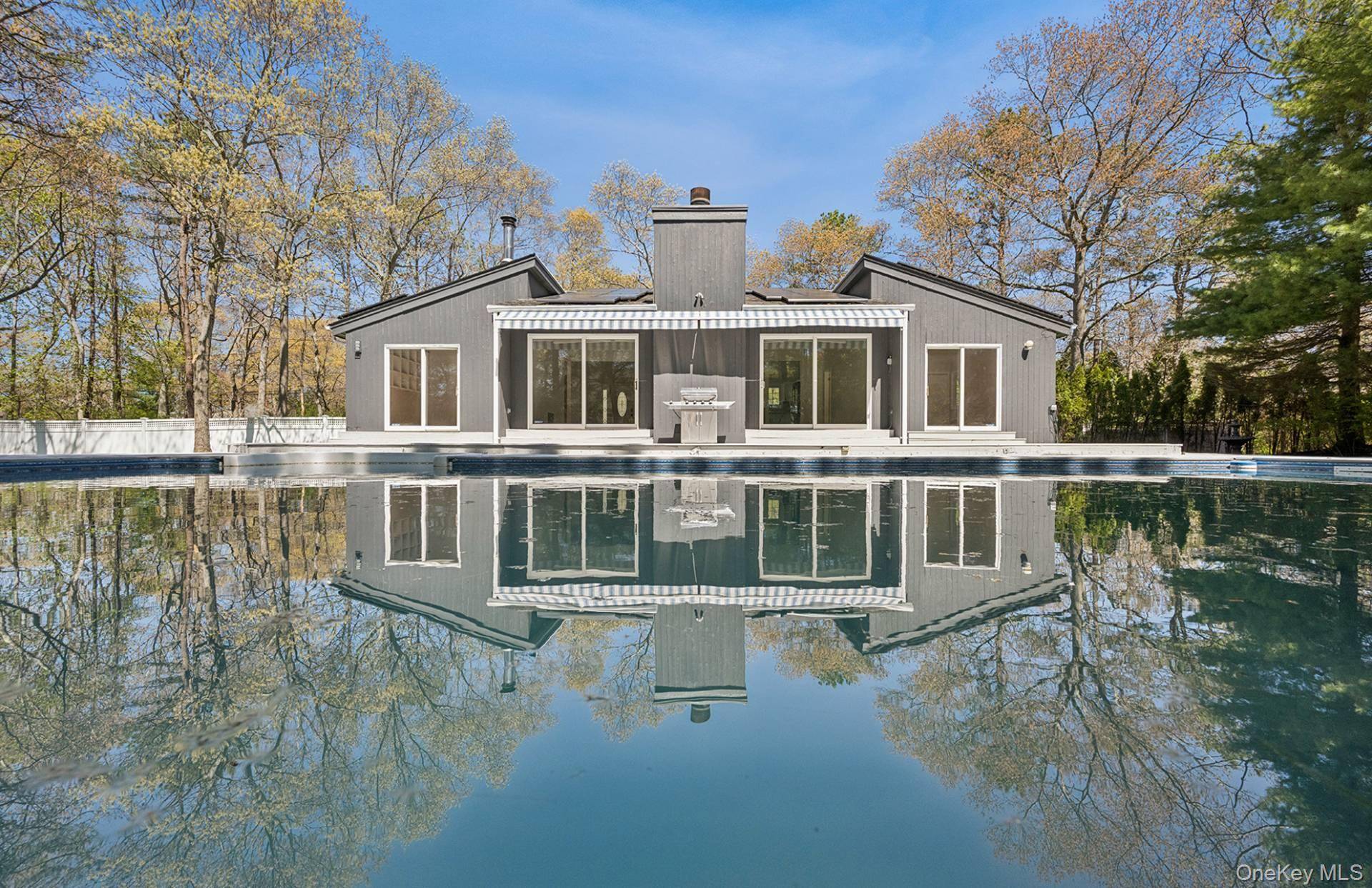 Casa com 3 Quartos à Venda em Hampton Bays - Nova Iorque - EUA - 1