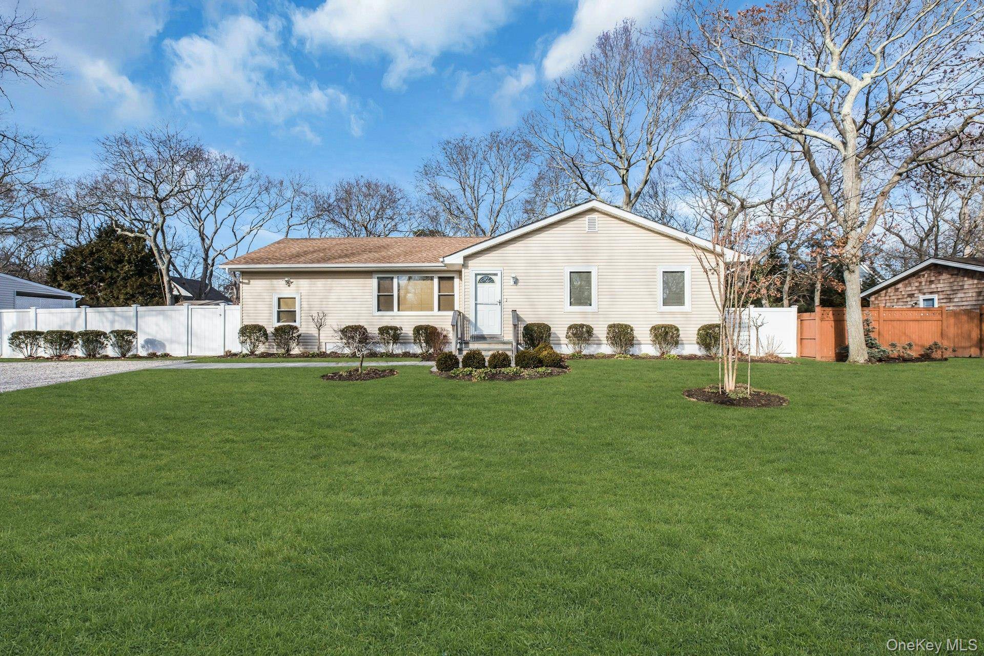 Casa com 3 Quartos à Venda em Hampton Bays - Nova Iorque - EUA - 1