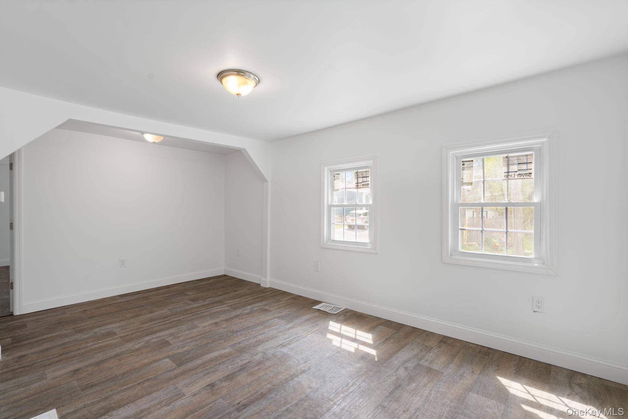 Casa de 3 Dormitorios en Venta en Hyde Park - Nueva York - EE. UU. - 7