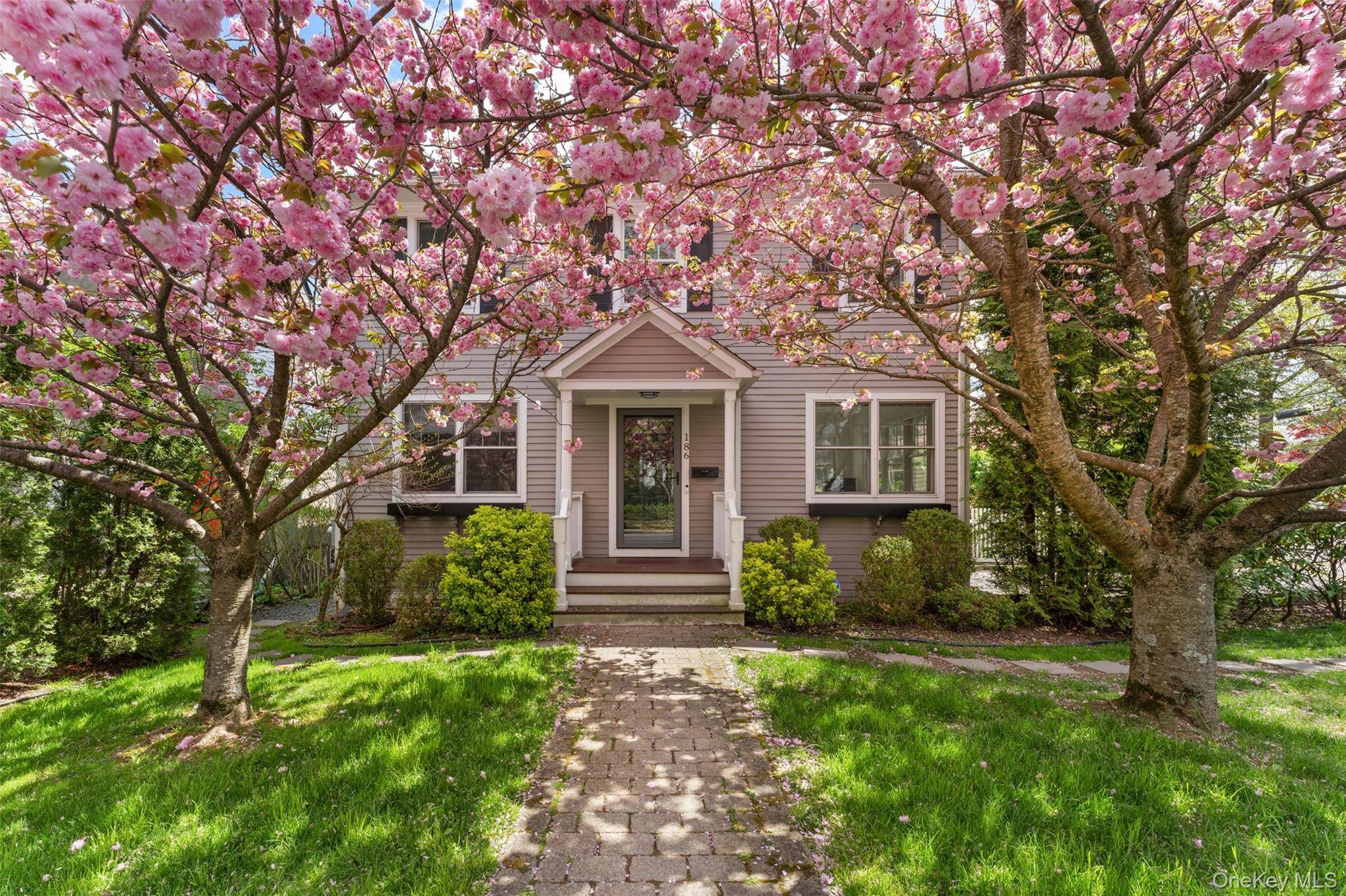 Casa de 3 Dormitorios en Venta en Larchmont - Nueva York - EE. UU. - 1