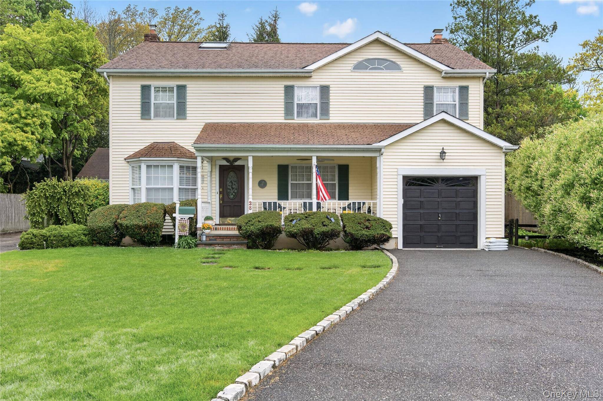 Casa de 3 Dormitorios en Venta en Locust Valley - Nueva York - EE. UU. - 1