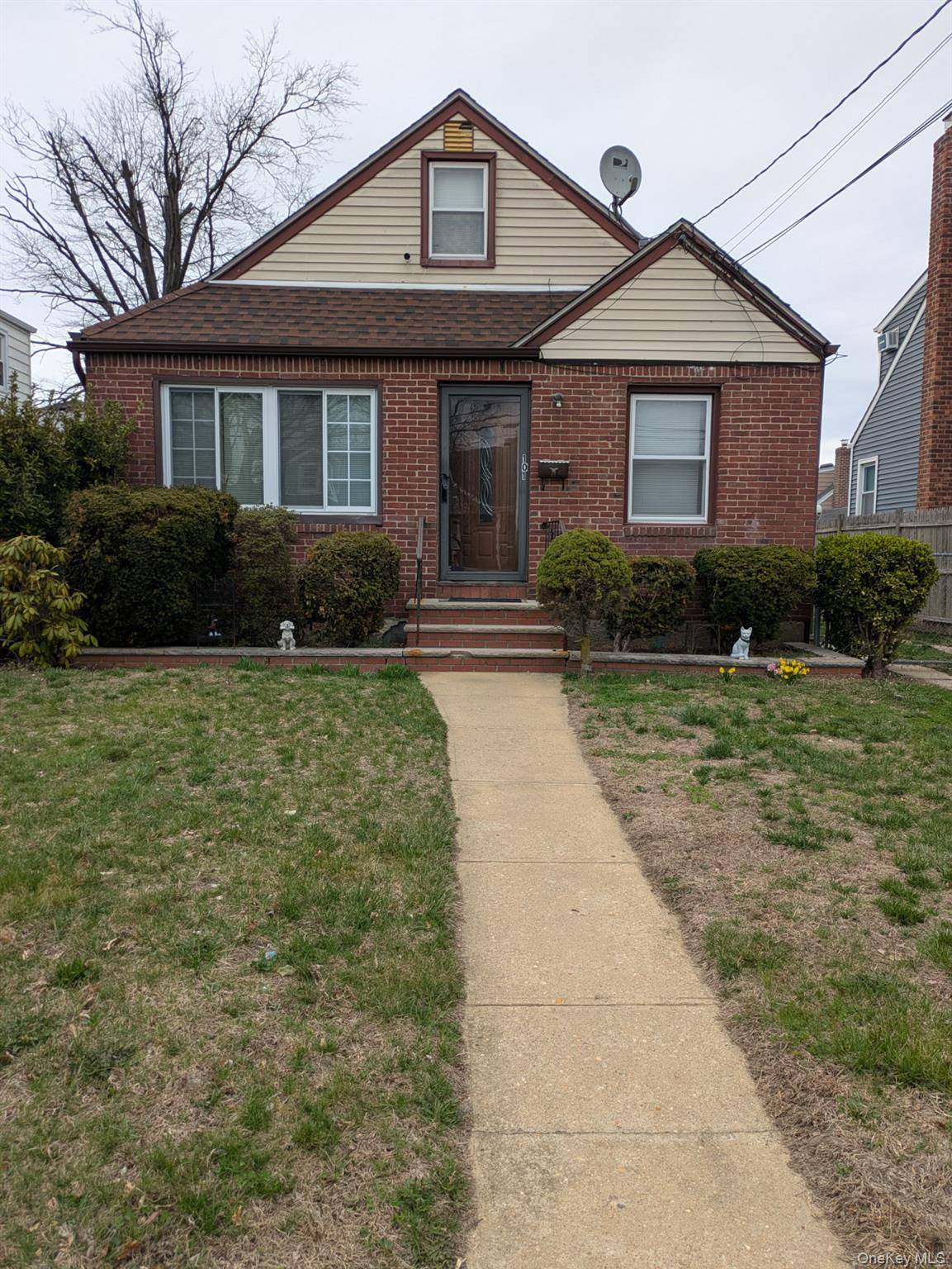 Casa de 3 Dormitorios en Venta en Uniondale - Nueva York - EE. UU. - 1