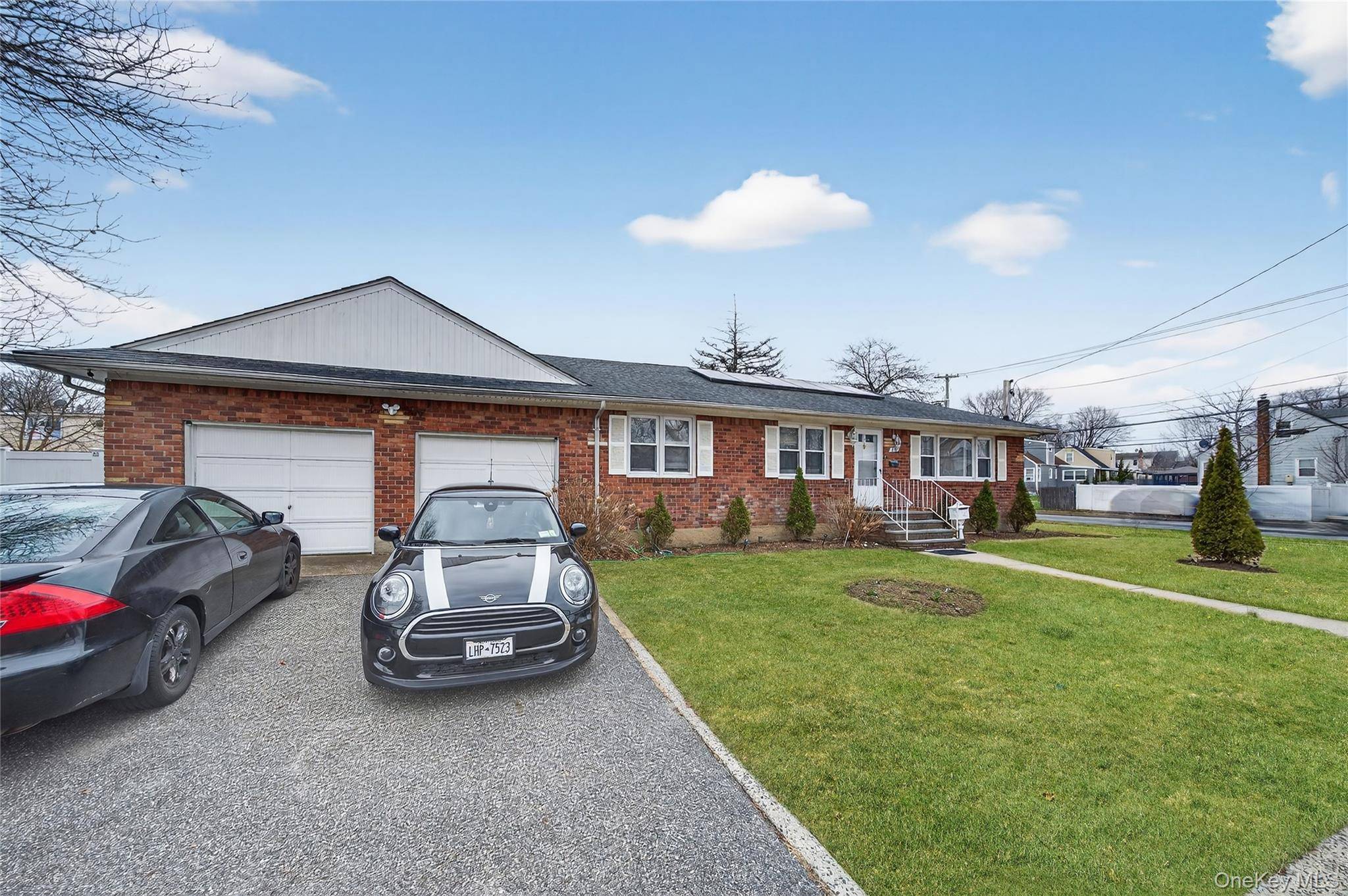 Casa de 3 Dormitorios en Venta en Uniondale - Nueva York - EE. UU. - 2