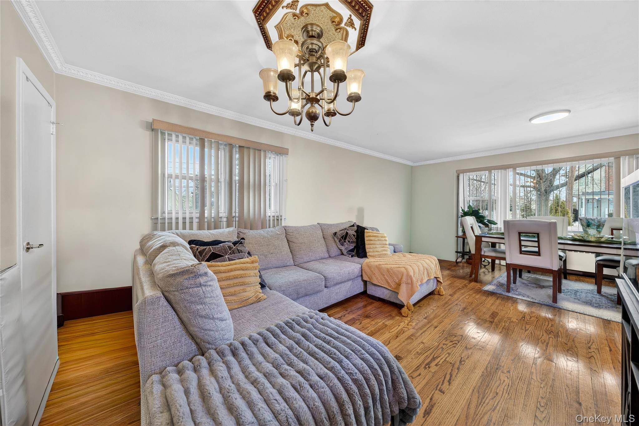 Casa de 3 Dormitorios en Venta en Uniondale - Nueva York - EE. UU. - 8