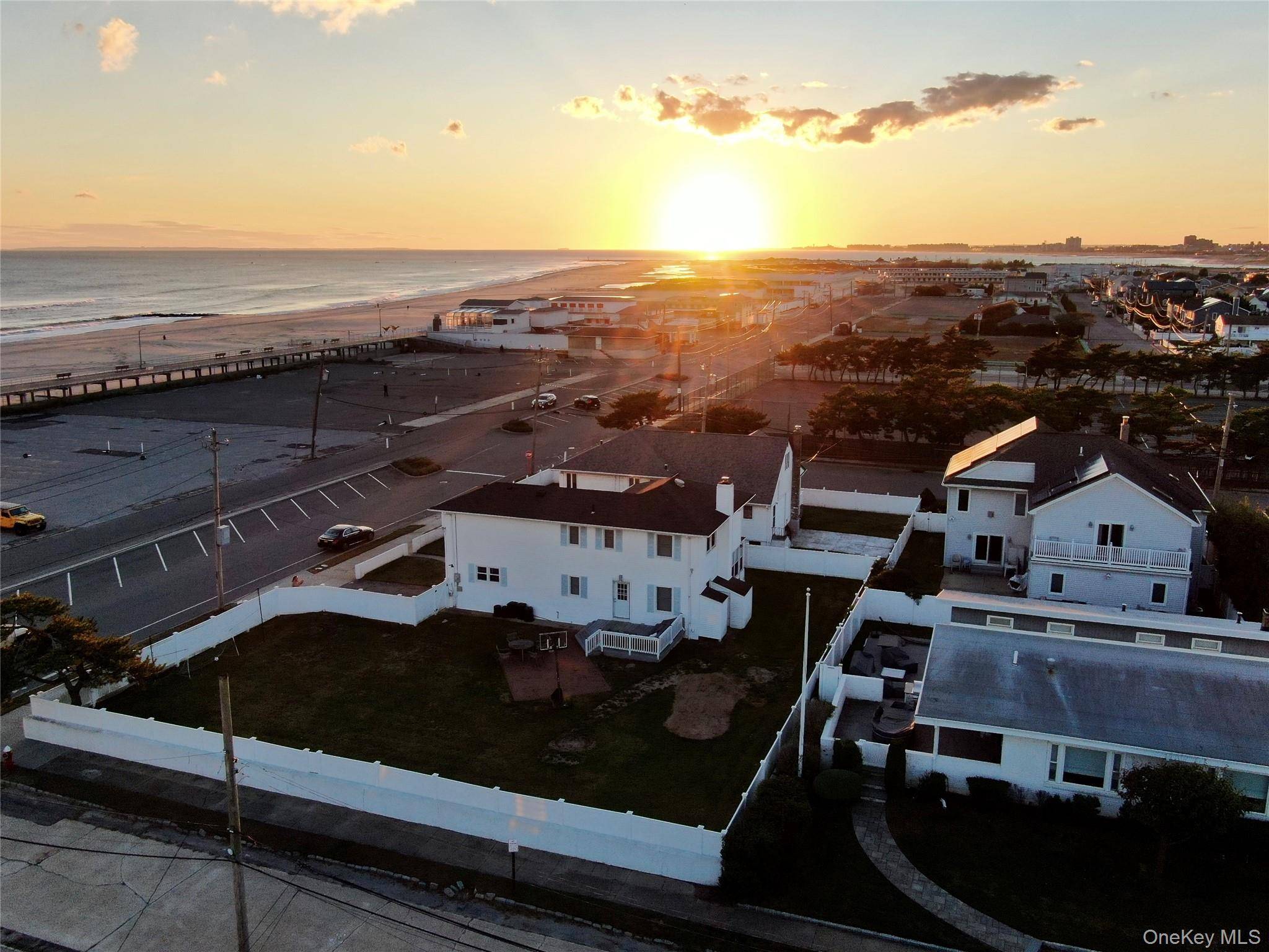 Casa com 4 Quartos à Beira-Mar à Venda em Atlantic Beach - Nova Iorque - EUA - 1