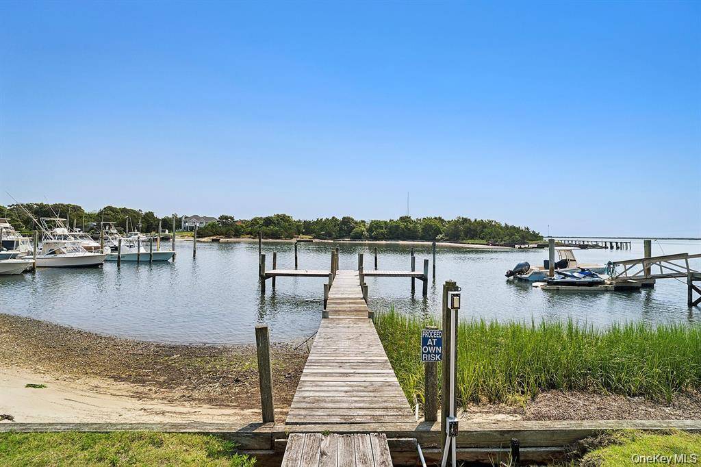 Casa de 4 Dormitorios Frente al Mar en Venta en Hampton Bays, Nueva York, EE. UU. - 1
