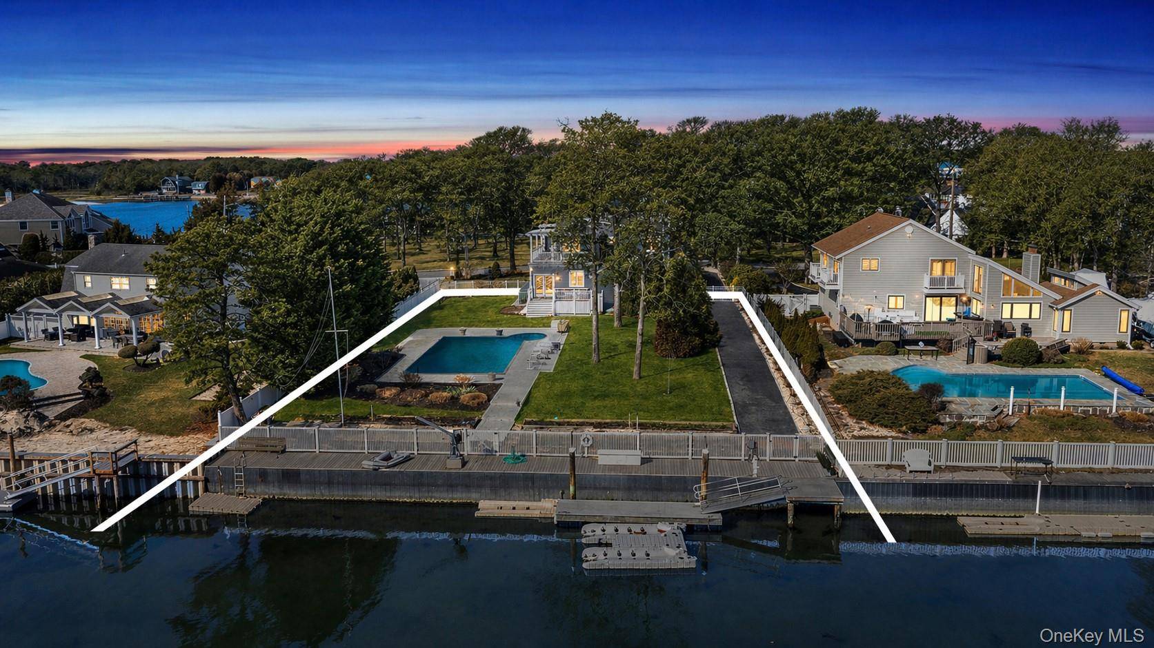 Casa com 4 Quartos à Beira-Mar à Venda em Hampton Bays - Nova Iorque - EUA - 1