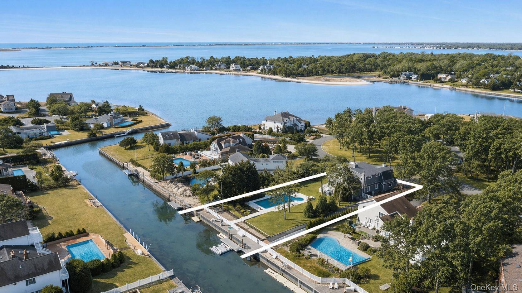 Casa com 4 Quartos à Beira-Mar à Venda em Hampton Bays - Nova Iorque - EUA - 2