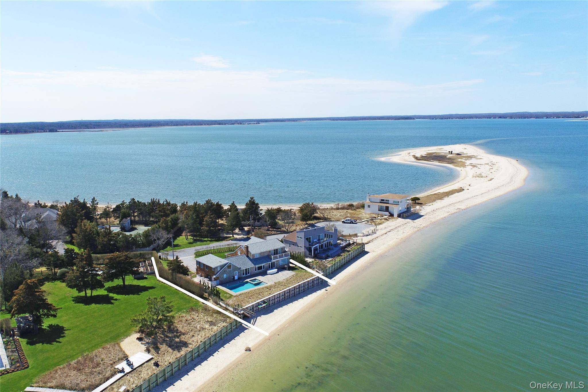 Casa com 4 Quartos à Beira-Mar à Venda em Hampton Bays - Nova Iorque - EUA - 1
