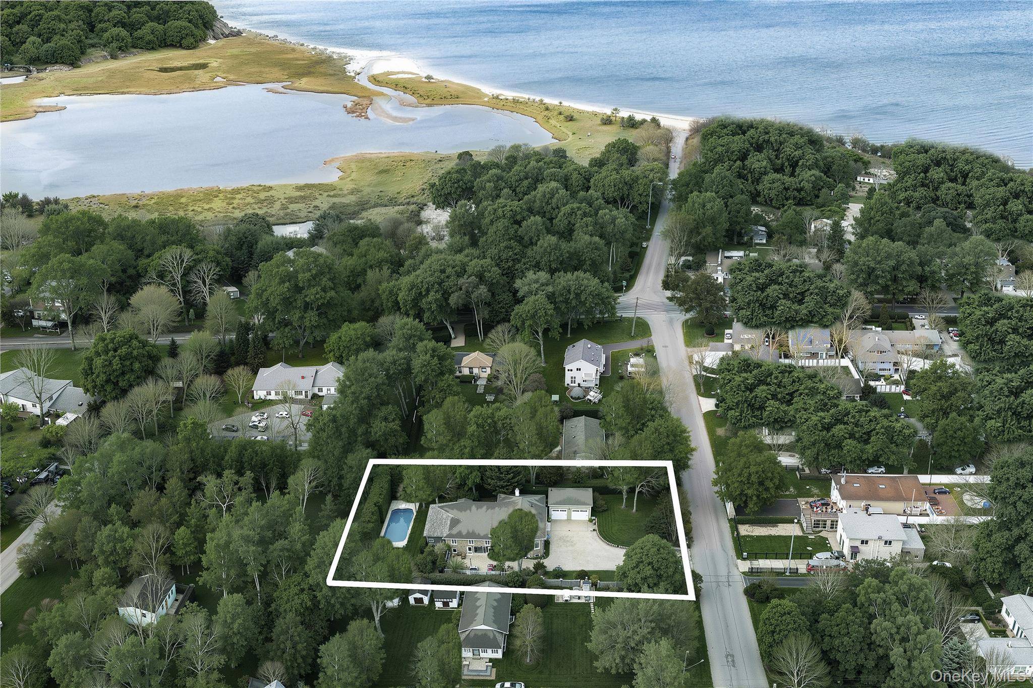 Casa de 4 Dormitorios Frente al Mar en Venta en Hampton Bays - Nueva York - EE. UU. - 1