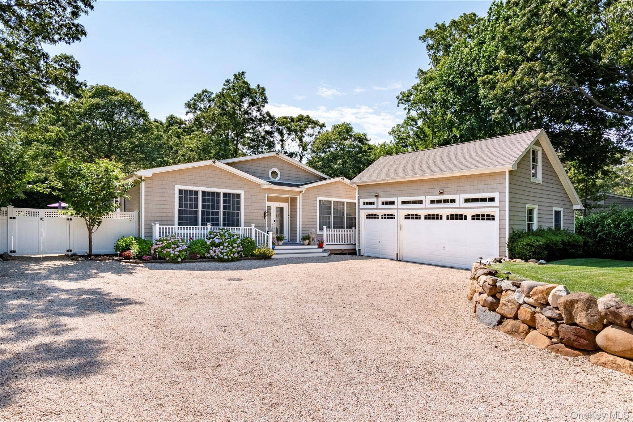 Casa de 4 Dormitorios Frente al Mar en Venta en Hampton Bays - Nueva York - EE. UU. - 3