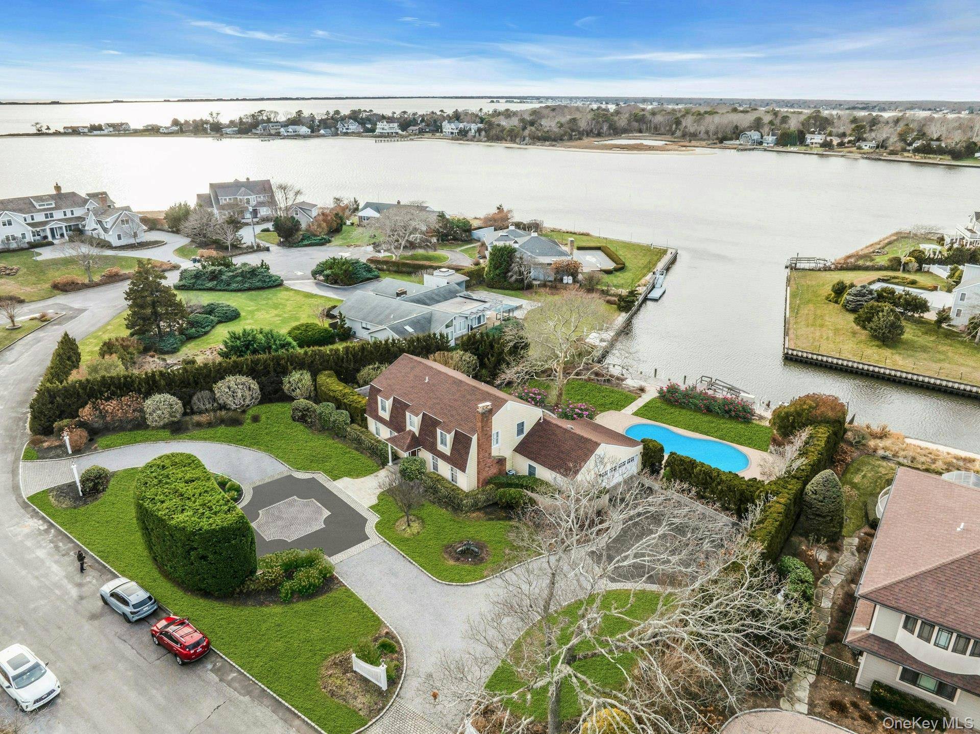 Casa de 4 Dormitorios Frente al Mar en Venta en Hampton Bays - Nueva York - EE. UU. - 1
