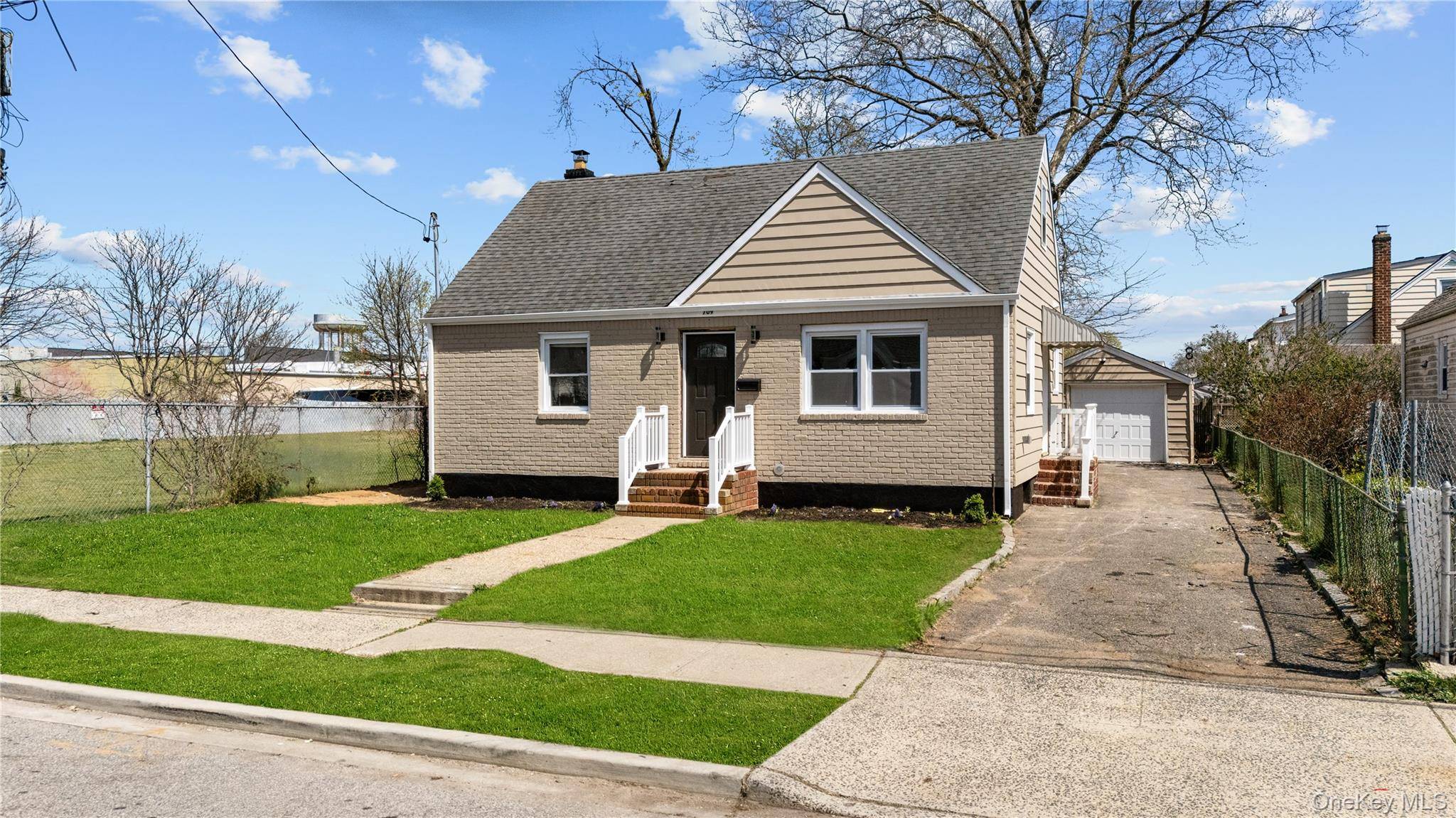 Casa de 4 Dormitorios en Venta en Uniondale - Nueva York - EE. UU. - 1