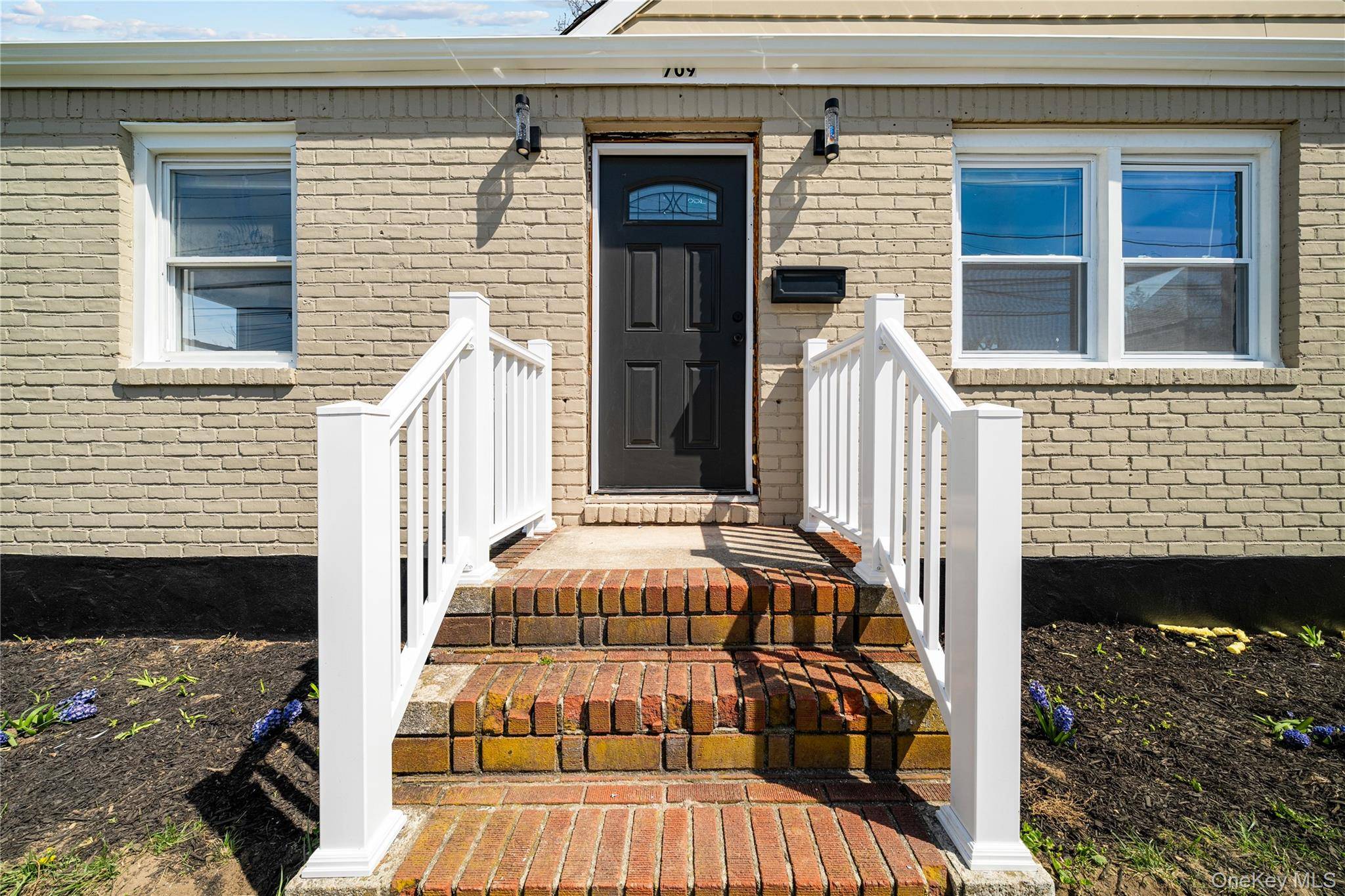 Casa de 4 Dormitorios en Venta en Uniondale - Nueva York - EE. UU. - 4