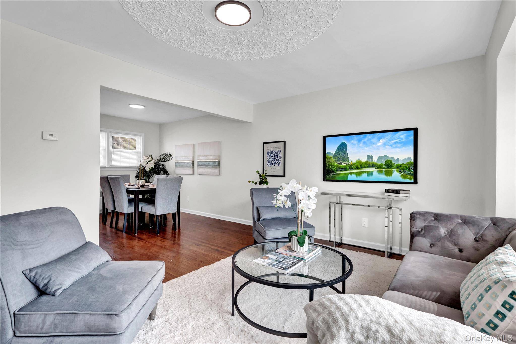 Casa de 4 Dormitorios en Venta en Uniondale - Nueva York - EE. UU. - 1