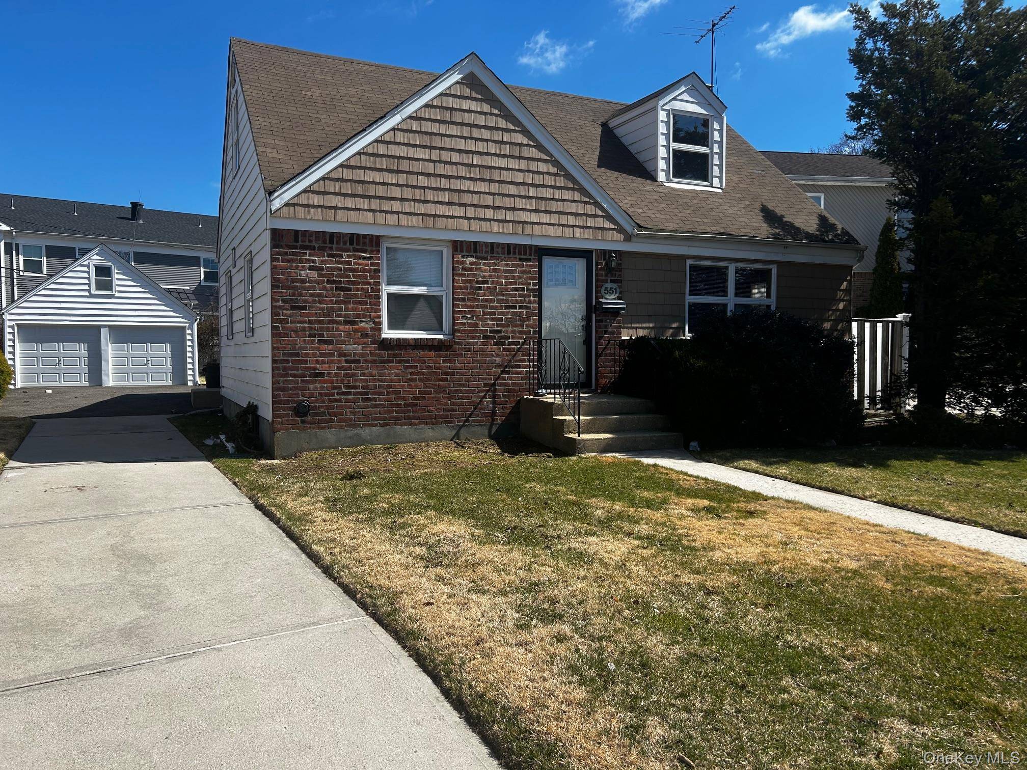 Casa de 4 Dormitorios en Venta en Uniondale - Nueva York - EE. UU. - 1