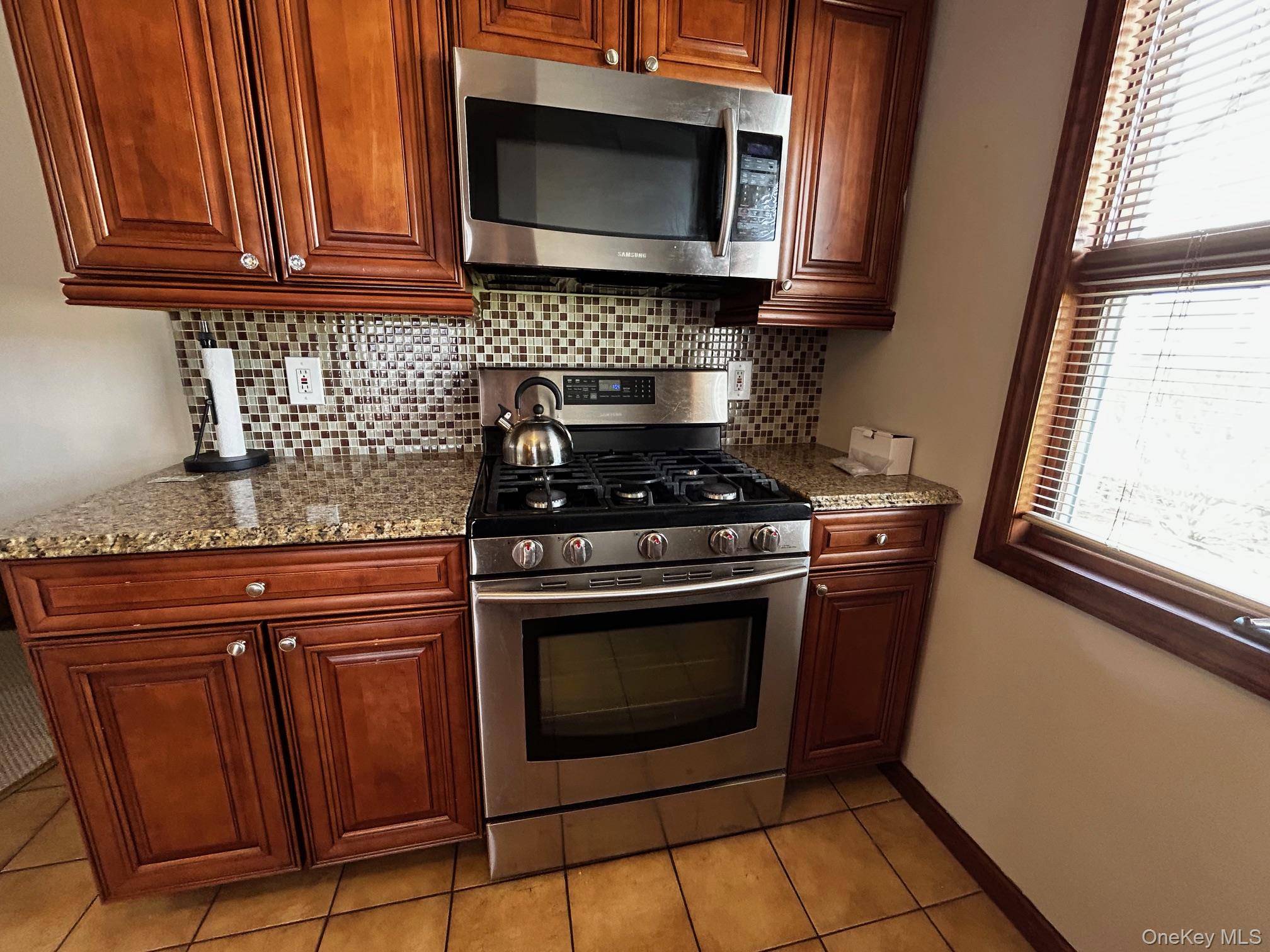Casa de 4 Dormitorios en Venta en Uniondale - Nueva York - EE. UU. - 4