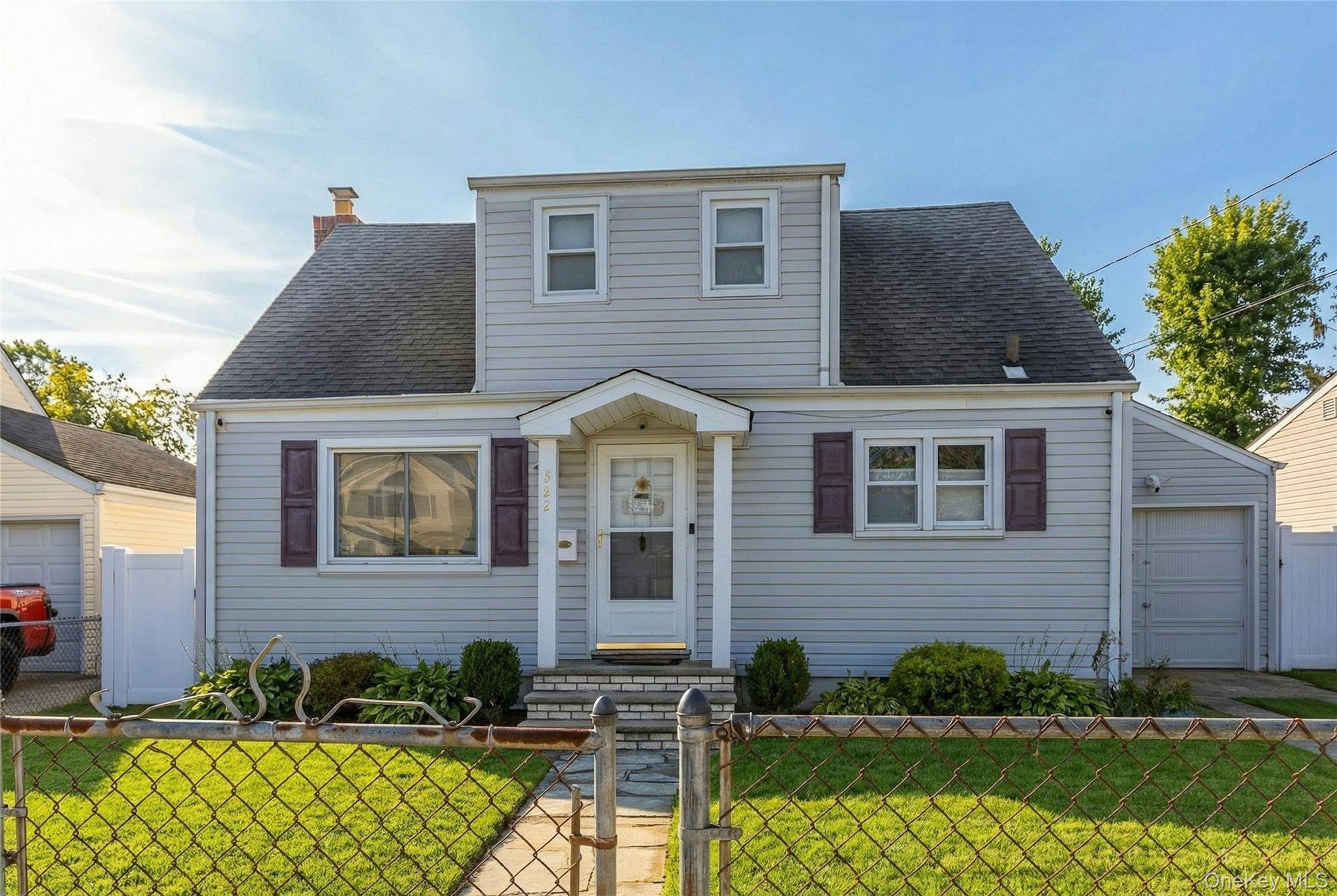Casa de 4 Dormitorios en Venta en Uniondale - Nueva York - EE. UU. - 1