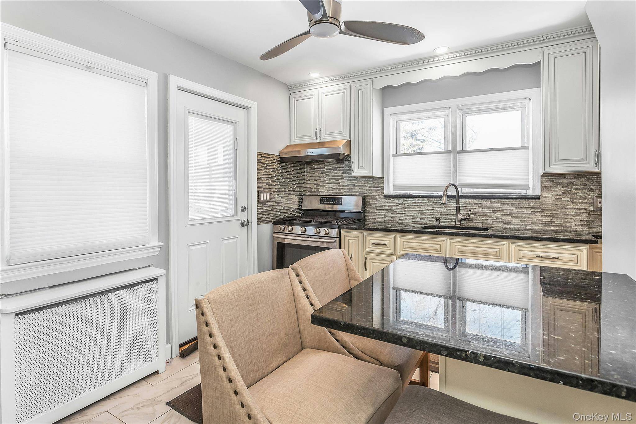 Casa de 4 Dormitorios en Venta en Uniondale - Nueva York - EE. UU. - 5