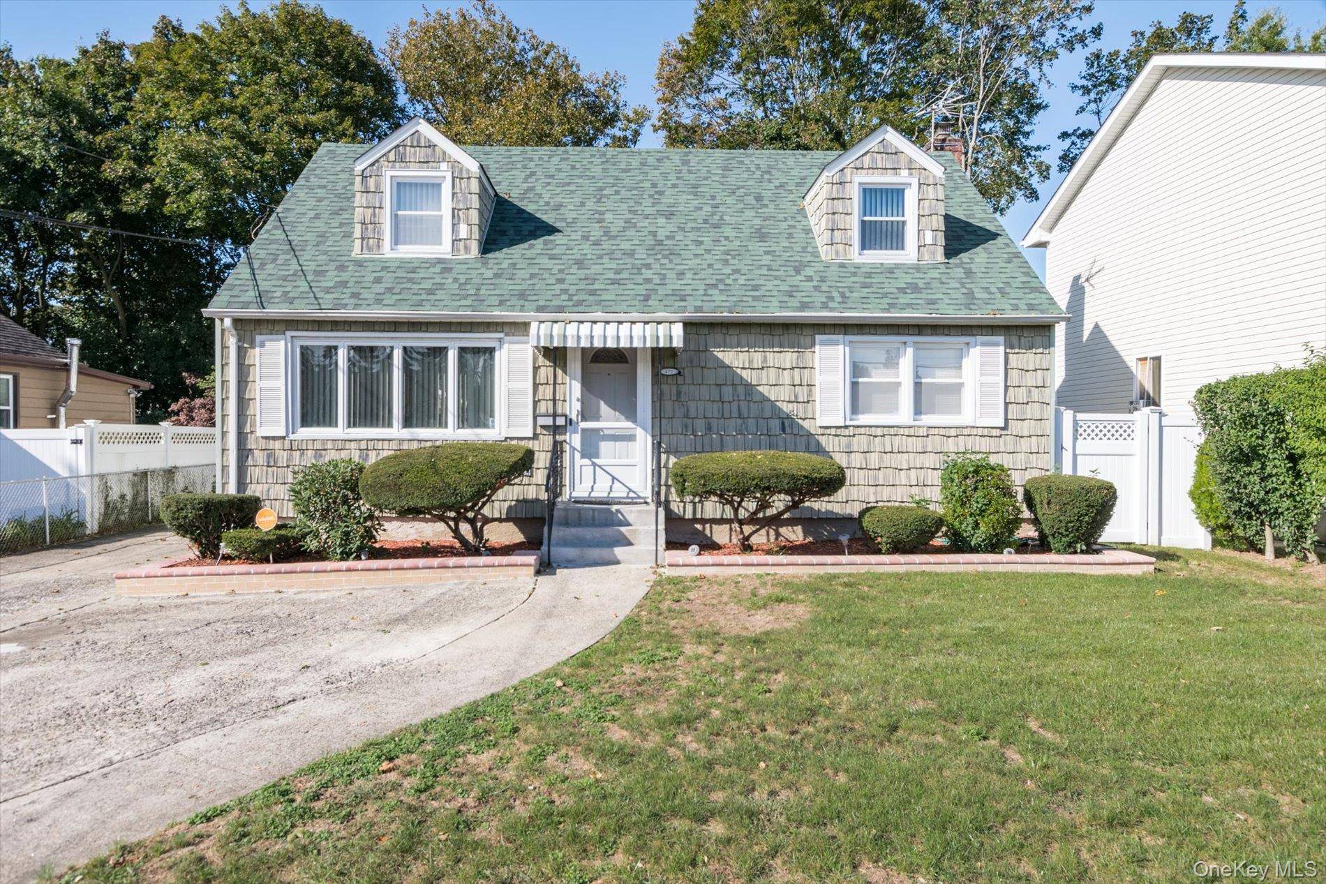 Casa de 4 Dormitorios en Venta en Uniondale - Nueva York - EE. UU. - 1