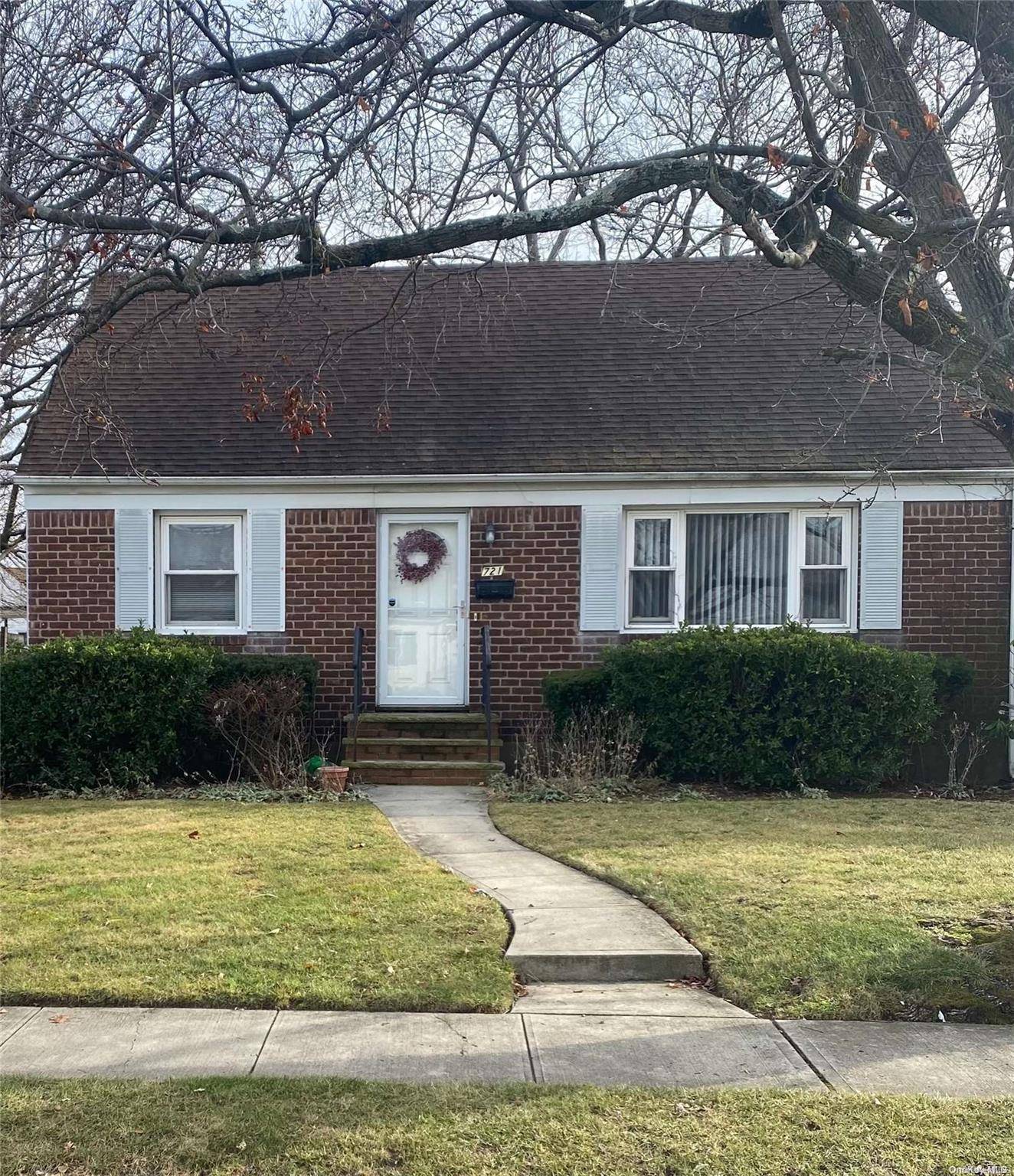 Casa de 4 Dormitorios en Venta en Uniondale - Nueva York - EE. UU. - 1