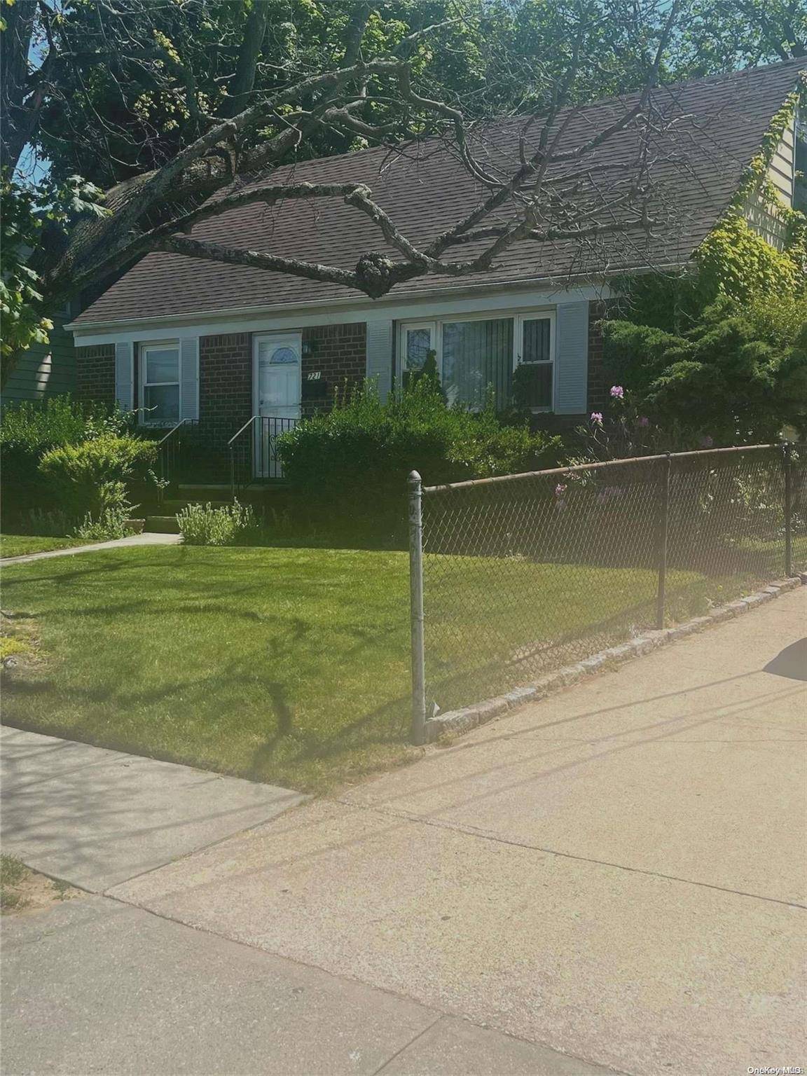 Casa de 4 Dormitorios en Venta en Uniondale - Nueva York - EE. UU. - 2