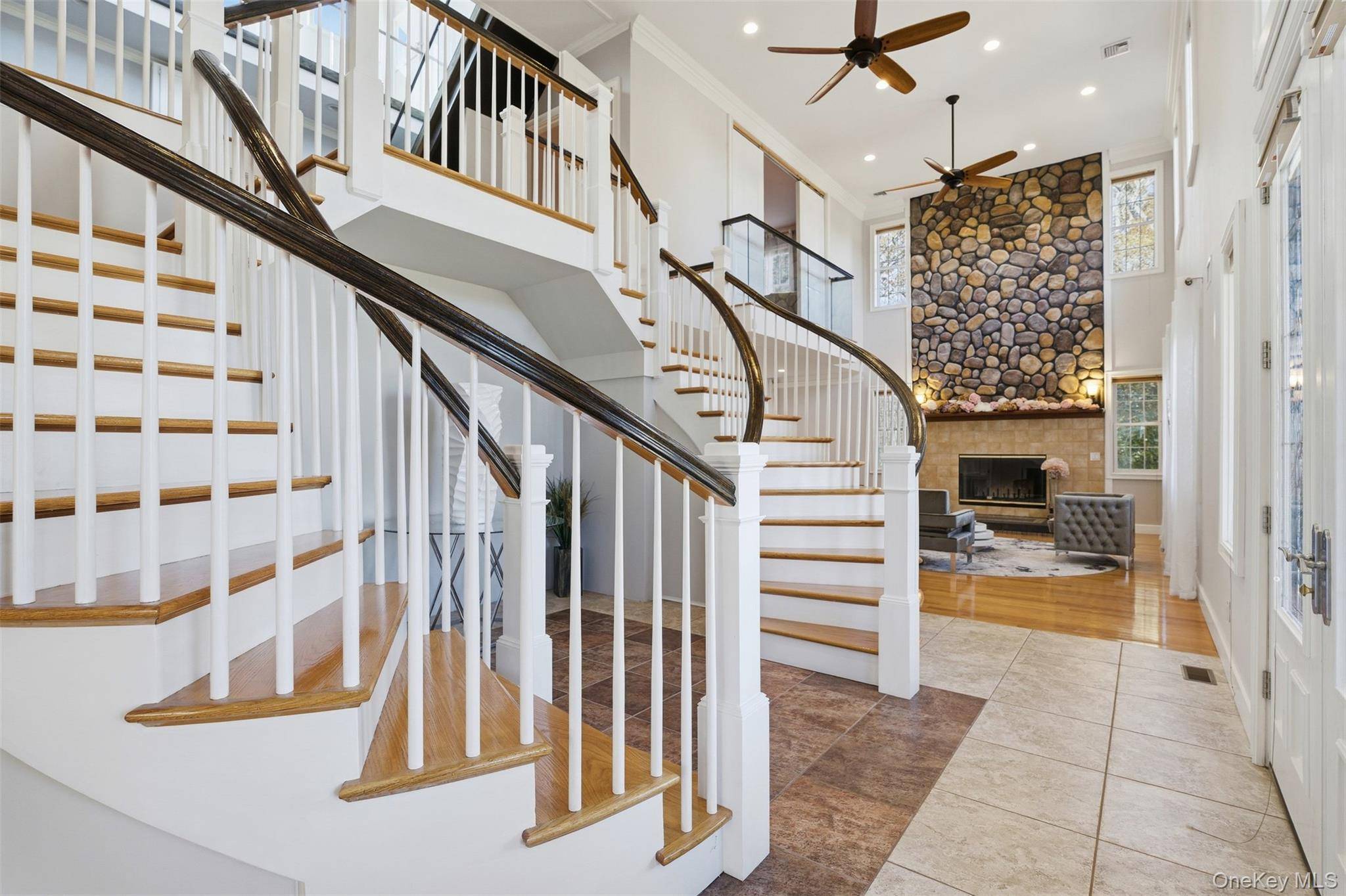 Casa de 5 Dormitorios Frente al Mar en Venta en Hampton Bays - Nueva York - EE. UU. - 1