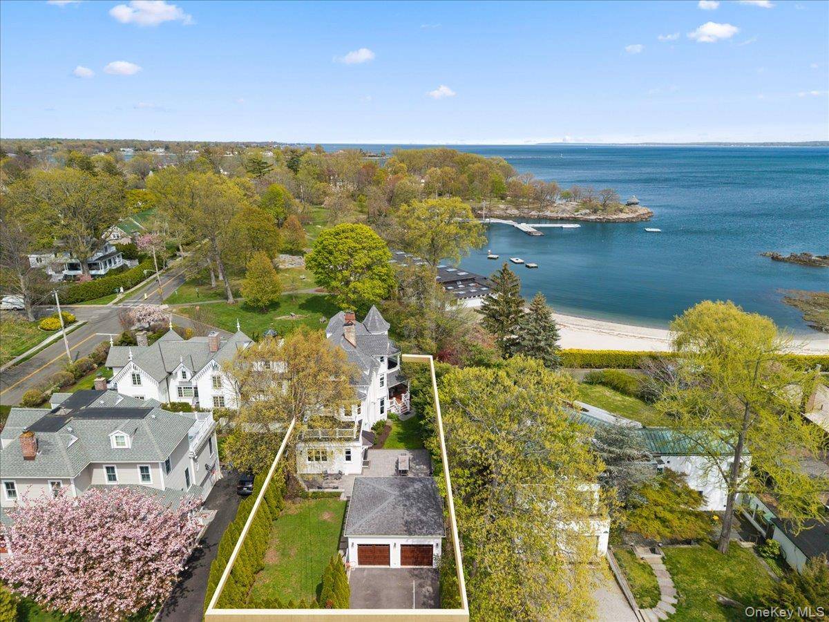 Casa com 5 Quartos à Beira-Mar à Venda em Larchmont - Nova Iorque - EUA - 1