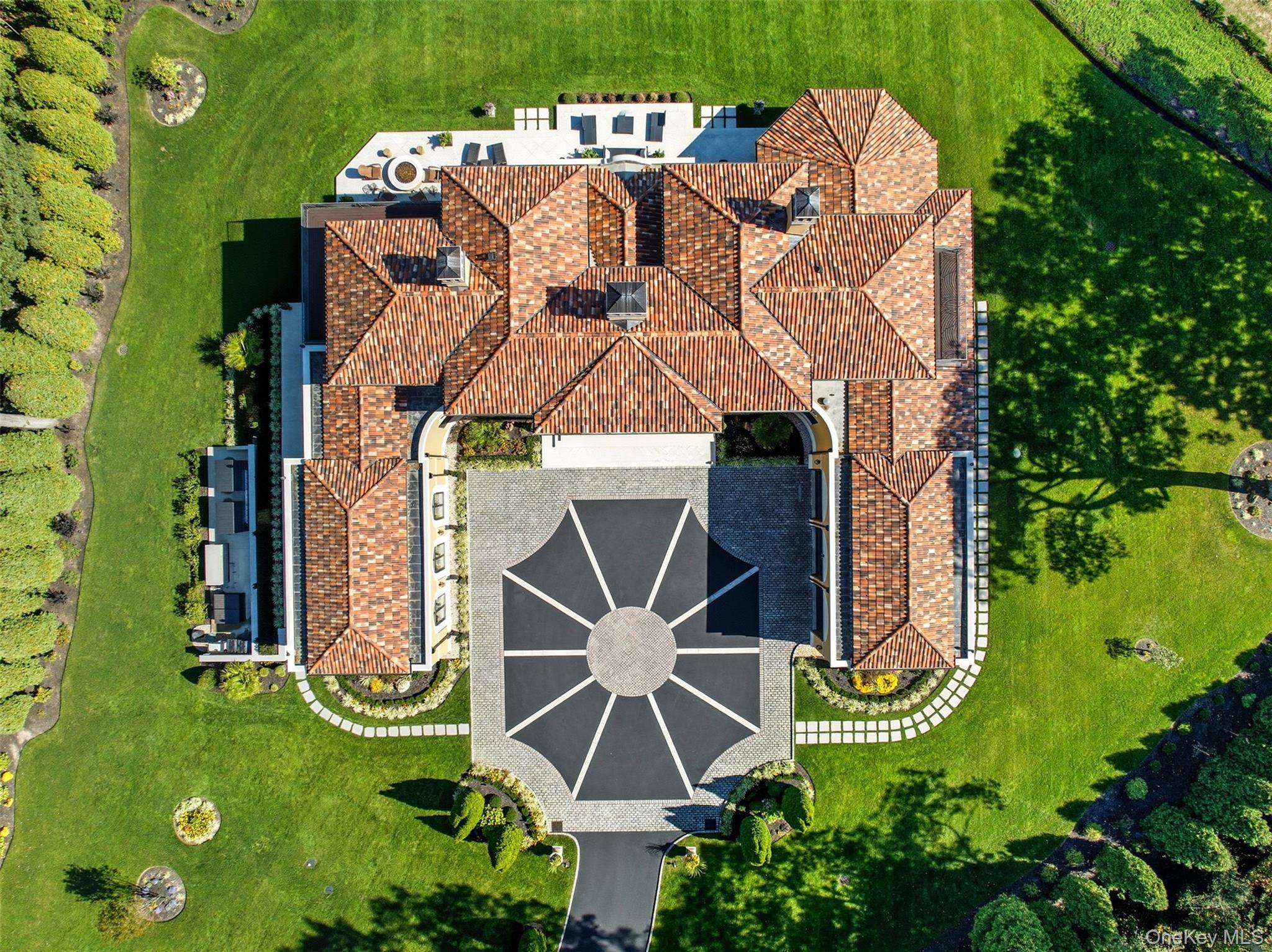 Casa com 5 Quartos à Beira-Mar à Venda em Lloyd Harbor - NY - EUA - 1