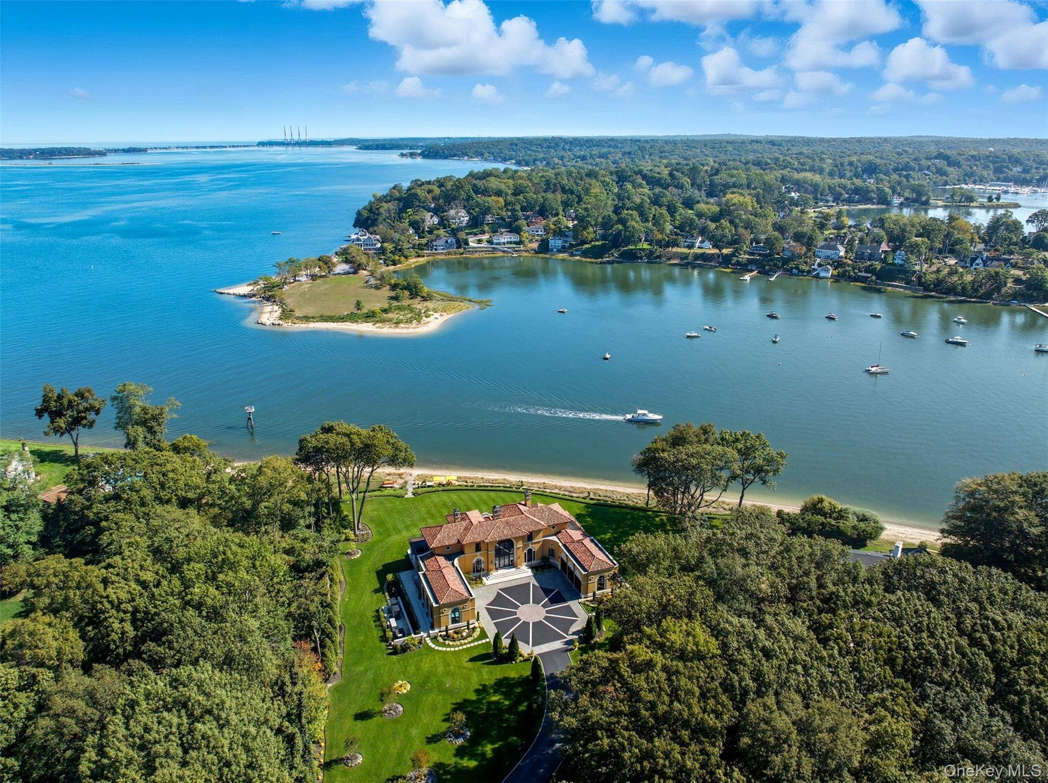 Casa com 5 Quartos à Beira-Mar à Venda em Lloyd Harbor - NY - EUA - 2