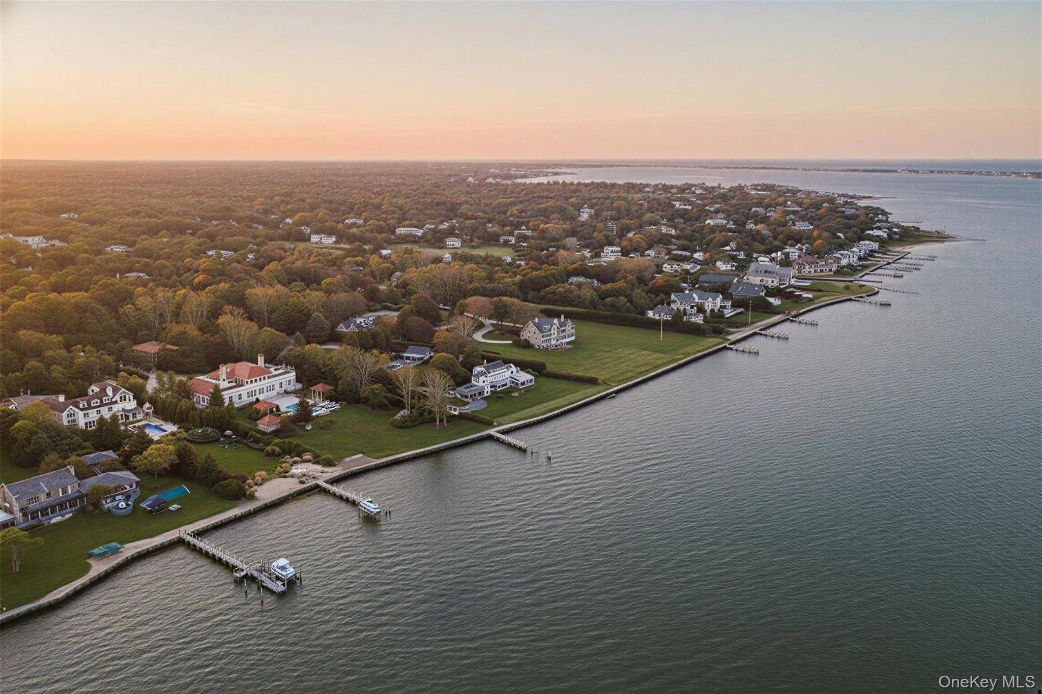 Casa com 5 Quartos à Beira-Mar à Venda em Remsenburg - NY - EUA - 1