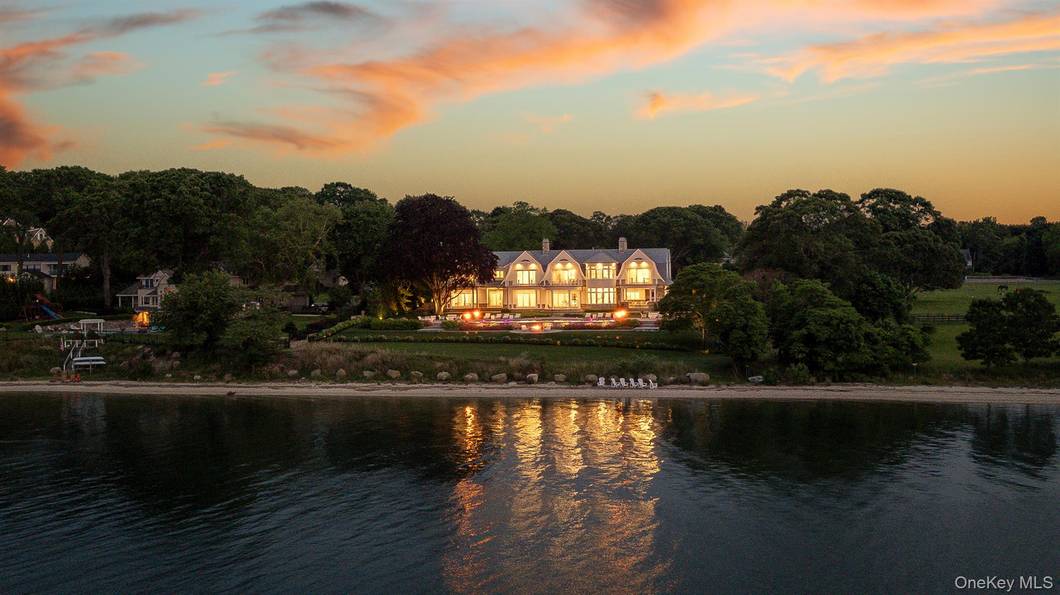 Casa com 6 Quartos à Beira-Mar à Venda em East Setauket - NY - EUA - 2