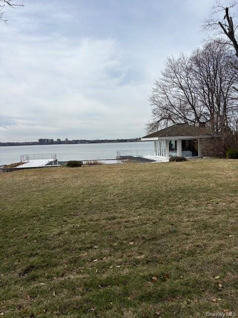 Casa com 6 Quartos à Beira-Mar à Venda em Great Neck - NY - EUA - 2