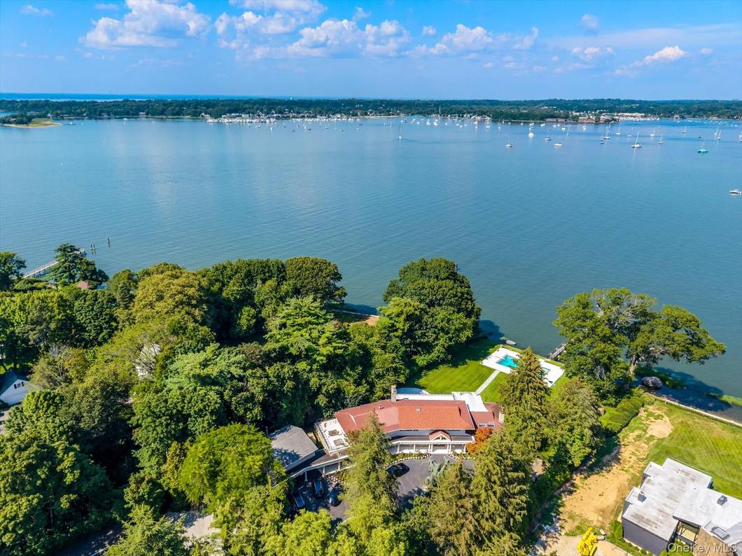 Casa com 6 Quartos à Beira-Mar à Venda em Great Neck - NY - EUA - 2